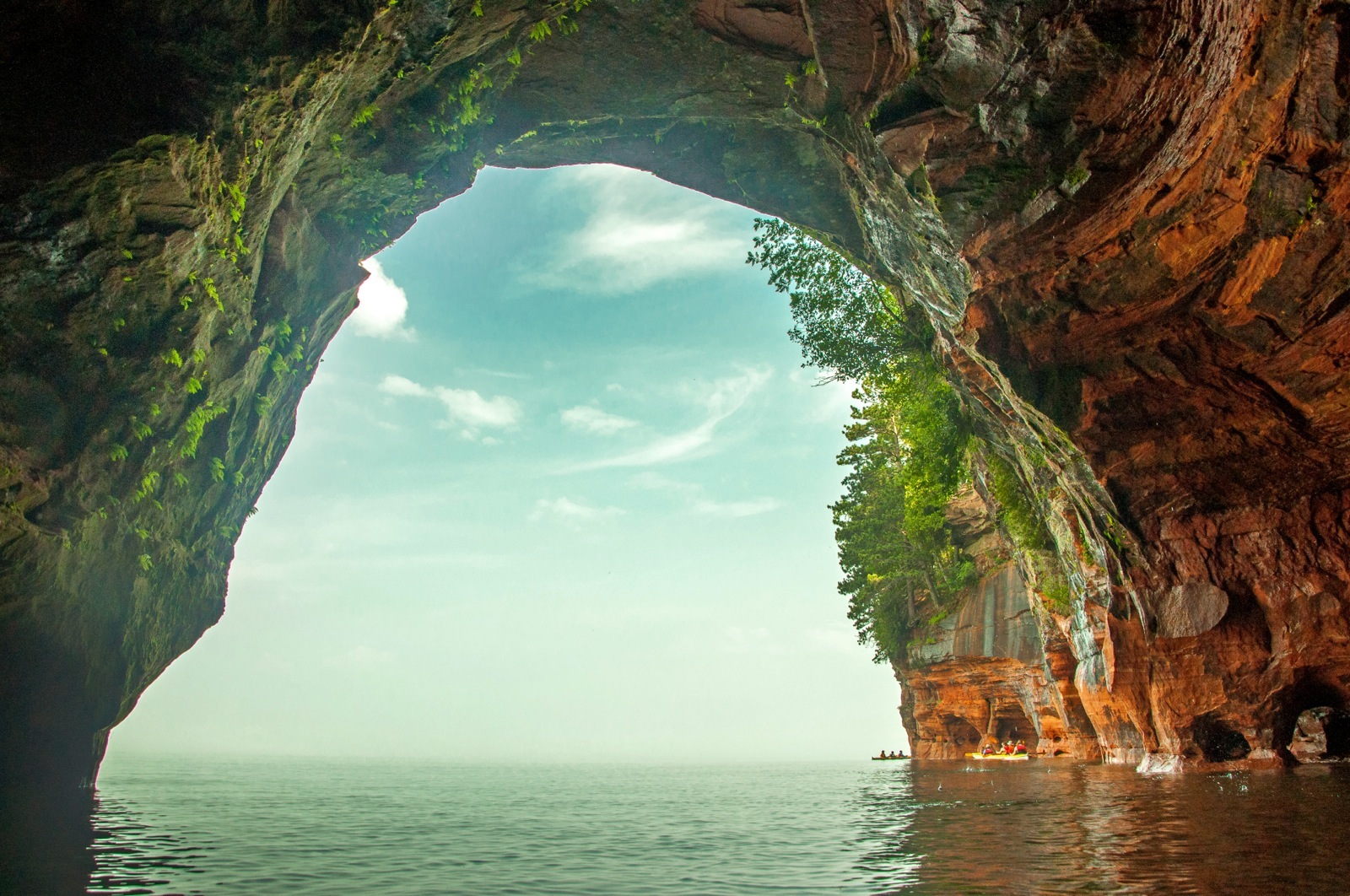 Арка в воде. Пещера Benagil. Грот пещера море. Кауаи арка в скале. Красивые скалы.